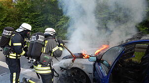 Einsatzkräfte der Feuerwehr Radolfzell löschen einen Fahrzeugbrand auf der B33. zuletzt kam es in der Region immer wieder zu solchen ...