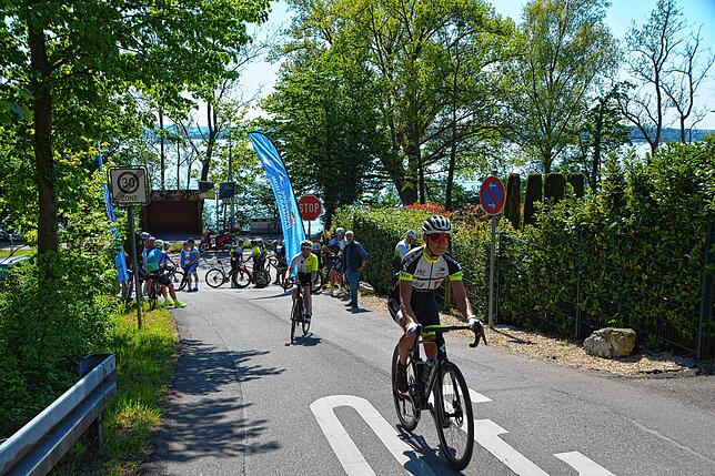 Nach der Profifahrerin nahmen die Mitglieder des Radsportvereins Seerose aus Friedrichshafen den Anstieg unter ihre Reifen.