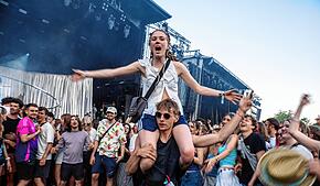 So viel Spaß: Beim Campus-Festival ist die Stimmung gut – wie hier beim Auftritt von Edwin Rosen.