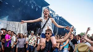 So viel Spaß: Beim Campus-Festival ist die Stimmung gut – wie hier beim Auftritt von Edwin Rosen.