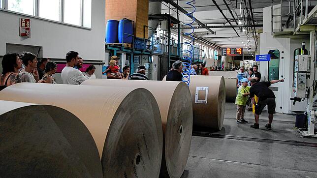 Für ein Verpackungsunternehmen ist es mit das wichtigste Arbeitsmaterial: Viele Papierrollen zeigen sich den Besuchern beim Rundgang ...