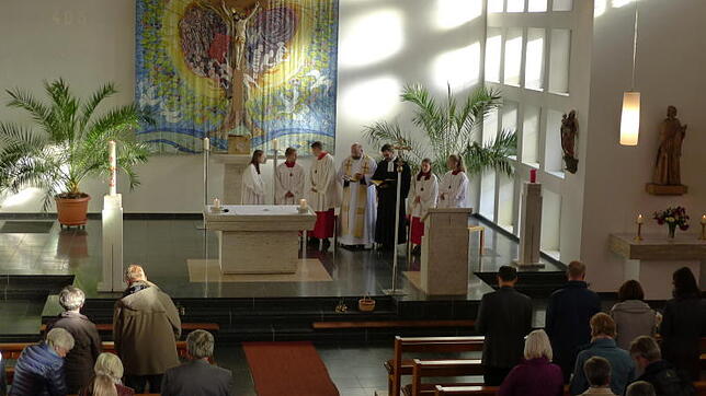 Ökumenischer Gottesdienst in der Pfarrkirche Maria Königin in Deggenhausertal zum Reformationsjubiläum. Vierter von links: Pfarrer ...