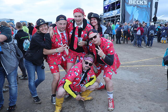 Bild 31: Das miese Wetter kann die Stimmung auf dem Southside nicht trüben: Hier sehen Sie die Bilder vom Festival-Samstag