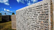Auf einem Granitblock sind jeweils etwa 1000 Namen verzeichnet &ndash; mit Geburtsdatum. Der Todestag liegt zwischen November 1942 und ...