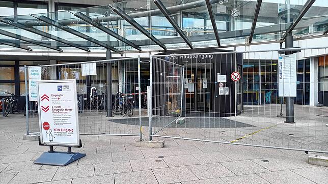 Absperrungen am Eingang des Klinikums Friedrichshafen. Hier kommt niemand ohne aktuellen Test rein.