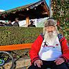 Manfred Netzer freut sich über die WM. Manche halten ihn wegen seines Rauschebartes auch für einen Weihnachtsmann.