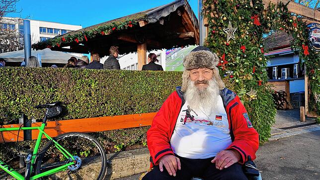 Manfred Netzer freut sich über die WM. Manche halten ihn wegen seines Rauschebartes auch für einen Weihnachtsmann.