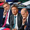 Dieses Bild wird es so nicht mehr geben: Christian Lindner, Robert Habeck und Olag Scholz sitzen im Bundestag nebeneinander.