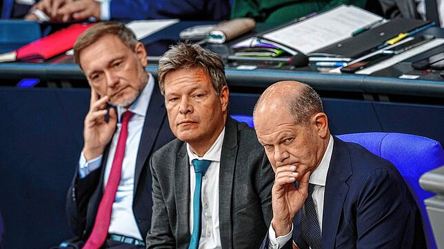 Dieses Bild wird es so nicht mehr geben: Christian Lindner, Robert Habeck und Olaf Scholz sitzen im Bundestag nebeneinander.