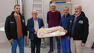 Bürgermeister Manfred Weber erhält symbolisch den Schlüssel für die neue Hackschnitzel-Heizanlage (von links): David Etspüler ...