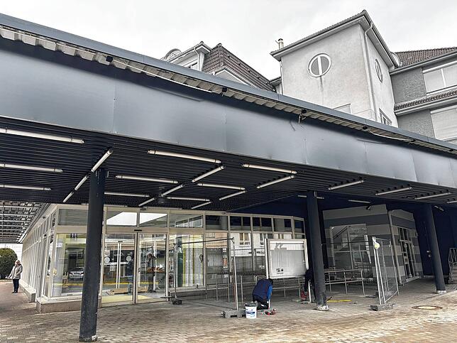 Es tut sich was an dem Gebäude an der Harzer Straße. Der Sport-Müller-Schriftzug ist bereits verschwunden.