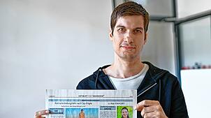 Julien Ferrat, Stadtrat der Mannheimer Wählervereinigung „Die Mannheimer“, hält das aktuelle Amtsblatt mit seinem Artikel in den Händen.