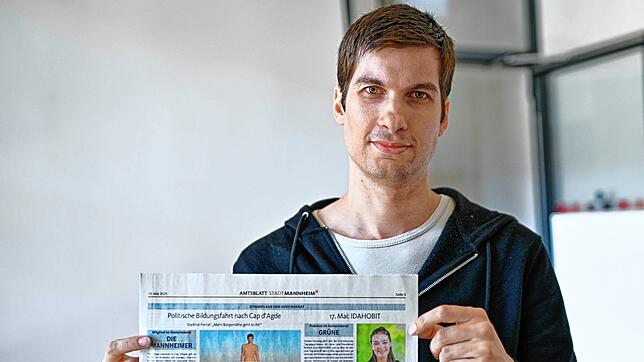 Julien Ferrat, Stadtrat der Mannheimer Wählervereinigung „Die Mannheimer“, hält das aktuelle Amtsblatt mit seinem Artikel in den Händen.