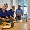 Die Krankenschwestern Ramona Fecht und Anna Pfeifer freuen sich zusammen mit Hubert Steinmann, dem Vorsitzenden des ...