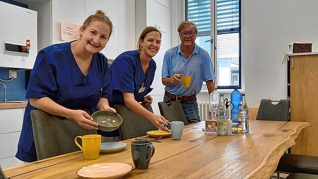 Die Krankenschwestern Ramona Fecht und Anna Pfeifer freuen sich zusammen mit Hubert Steinmann, dem Vorsitzenden des ...