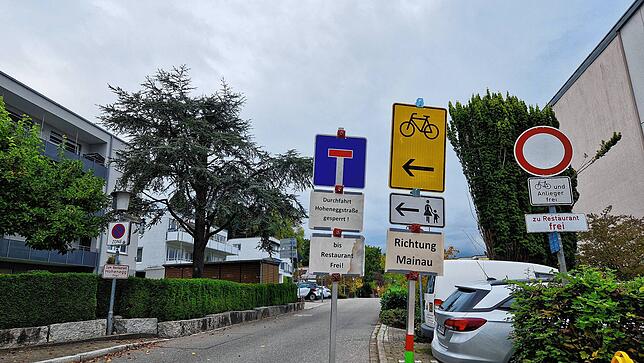 Hier geht es nicht weiter: Einige Schilder weisen an der Ecke Schiff-/Hoheneggstraße auf die Vollsperrung hin.