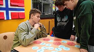 Der Zehntklässler Maxim (links) des Überlinger Gymnasiums absolviert sein Norwegen-Quiz anlässlich des Europatags mit den Siebtklässlern ...