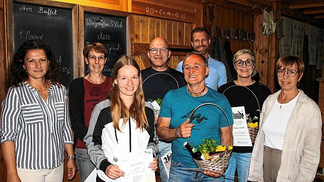 Eine große Zahl von Ehrungen steht im Mittelpunkt der TuS-Hauptversammlung (von links): Anita Gantert, Christine Beck, Selina Fleig, ...