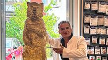 Apotheker Matthias Maunz mit dem namensgebenden Bären in seiner Bären-Apotheke in Markdorf. Außerdem betreibt er im Gesundheitszentrum ...