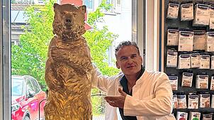Apotheker Matthias Maunz mit dem namensgebenden Bären in seiner Bären-Apotheke in Markdorf. Außerdem betreibt er im Gesundheitszentrum ...