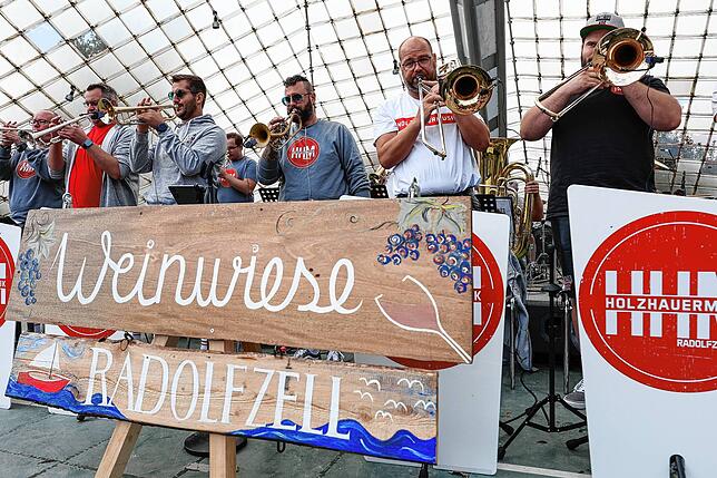 Bild 17: Ausgelassene Stimmung beim Radolfzeller Weinfest "Weinwiese" am Konzertsegel