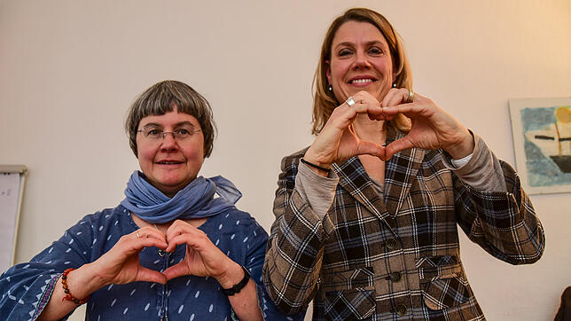 Die Hände zu einem Herz geformt, so bedanken sich Brigitte Güntter (links) und Astrid Sterzel von Refugio für die große Spendenwelle.