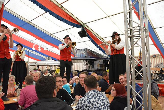 8: Mit ihrem Tischkonzert schließt die Kurkapelle Schonach stets ihr Frühschoppenkonzert im Volksfestzelt ab. Den Besuchern gefällt das ...