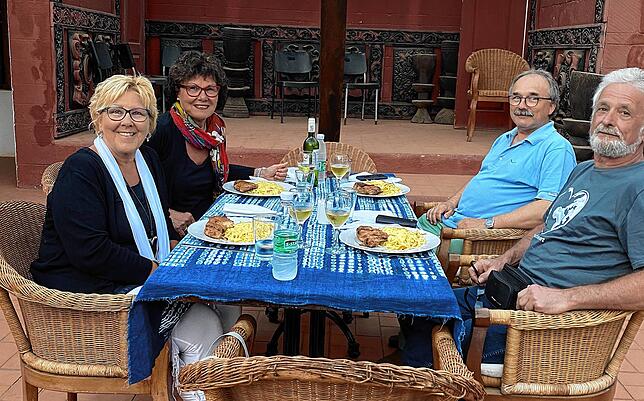 Gudrun und Roland Schindler (vorn) sowie Cornelia und Christian Schwarzenberg waren die letzten Gäste im Hotel: „Nur weil wir zum ...