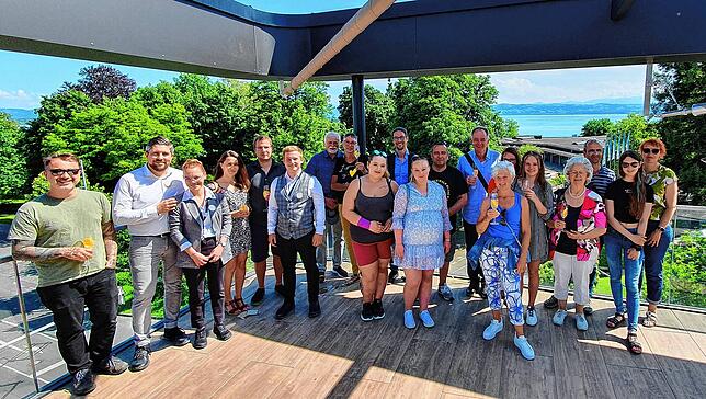 Gruppenbild in der Skybar: Exklusive Ein- und Ausblicke ins Restaurant-Hotel Lukullum in Friedrichshafen haben Leserinnen und Leser bei ...