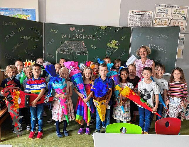 Klasse 1b: Klassenlehrerin Sandra Mölch und ihre 19 Erstklässler freuen sich auf das Schuljahr.