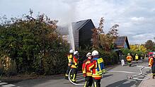 Mehrere Einsatzkräfte der Feuerwehr waren wegen des Brandes in Wahlwies im Einsatz.