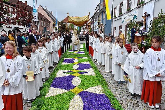 Ein prächtiges Bild gibt am Morgen während der Prozession durch Hüfingens Hauptstraße die beteiligten Ministranten und Erstkommunikanten ab.