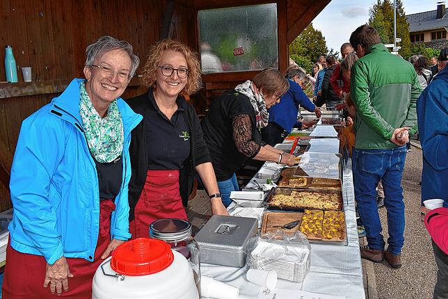 Hochbetrieb herrschte am Stand der Landfrauen, die ihre beliebten „Dünnen“ anboten. Von links vorne Elisabeth Isele und Claudia Isele.