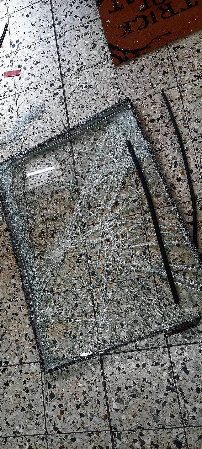 Die Glasscheibe der Tür drücken die Täter ein und hebeln so die Türe auf.