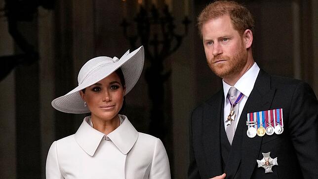 Prinz Harry und seine Frau Meghan handhaben plötzlich die Bilder ihrer Kinder anders. Was dahinterstecken könnte.