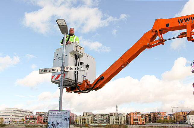 Christian Trapp von den Stadtwerken Konstanz installiert LED-Leuchten für das Pilotprojekt am Rheinufer.