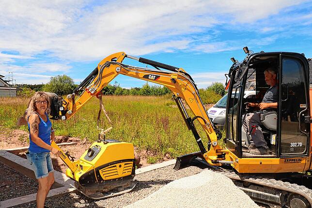 In kleinen Firmen helfen alle mit. Vor allem, wenn es brummt. Claudia Kräuter hilft ihrem Mann Axel, auf einer Baustelle in Wolterdingen ...