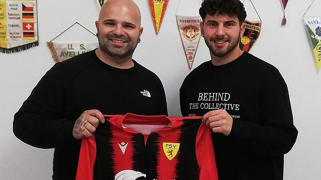Neuer Stürmer: Giovanni Passannante (rechts) wechselt vom FC Wittlingen zum FSV Rheinfelden. Neben ihm Dario Palleria, Team-Manager der ...
