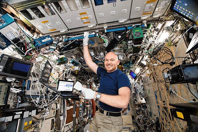 Alexander Gerst 2018 beim wöchentlichen Putzen auf der ISS.