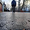 Viele Straßen und Fußwege in Villingen-Schwenningen sind am Mittwochmorgen, 15. Januar, von Glatteis überzogen.