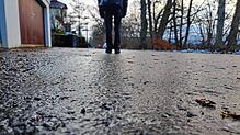 Viele Straßen und Fußwege in Villingen-Schwenningen sind am Mittwochmorgen, 15. Januar, von Glatteis überzogen.