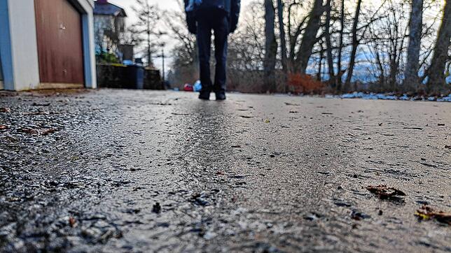 Viele Straßen und Fußwege in Villingen-Schwenningen sind am Mittwochmorgen, 15. Januar, von Glatteis überzogen.