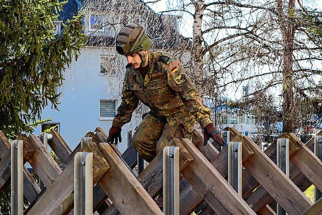 Die Palisadenreihe ist ein Hindernis, das die Soldaten überwinden müssen.