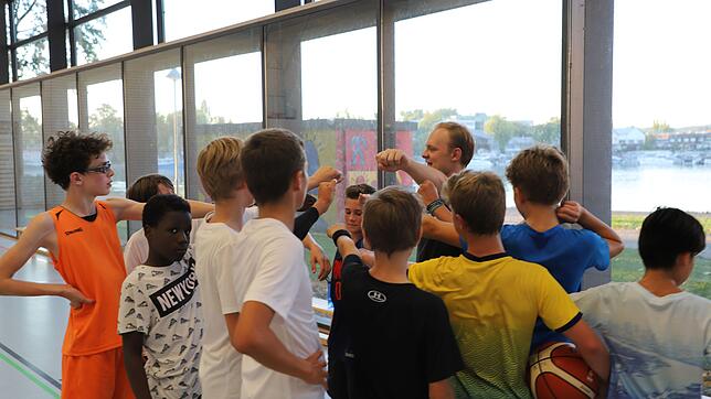 Dario Knörzer im Kreise seiner U14. Für den Trainer des TV Konstanz sind Zusammenhalt und Gemeinschaft sehr wichtig.