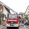 Trotz Nieselregen verfolgten etliche Zuschauer die Rettung per Drehleiter vom Balkon bei der Hauptübung von Feuerwehr und Rotem Kreuz.