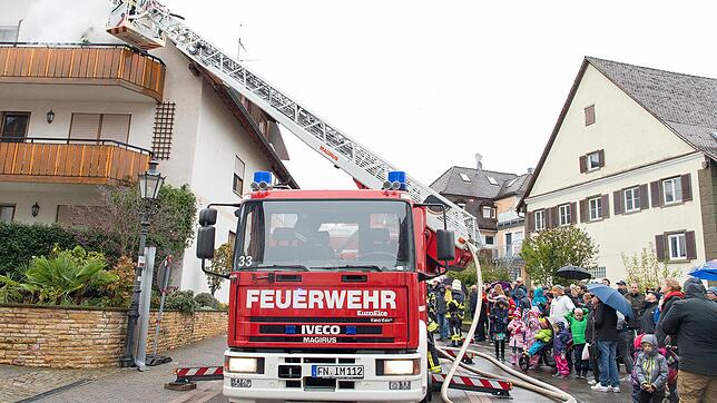 Trotz Nieselregen verfolgten etliche Zuschauer die Rettung per Drehleiter vom Balkon bei der Hauptübung von Feuerwehr und Rotem Kreuz.