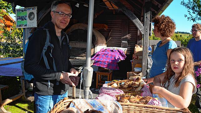 Für Genussmenschen: Brot und Brötchen frisch aus dem Holzofen waren beim Erntemarkt im Klausenhof sehr beliebt.