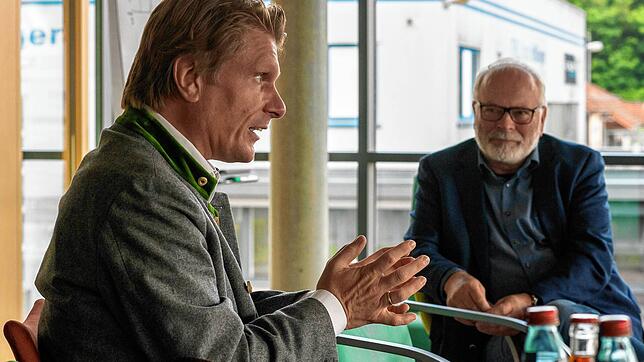 Intensiv tauschten sich der amtierende CDU-Bundestagskandidat Thomas Bareiß und Unternehmer Lothar Bix über wirtschaftspolitische Themen ...