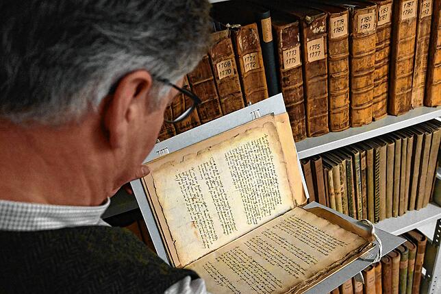 Walter Liehner blickt ins erste Überlinger Ratsprotokoll aus dem Jahr 1411.