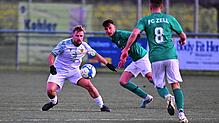 Klare Sache: Michael Kuttler (Mitte) setzte den Schlusspunkt beim deutlichen 5:0-Erfolg des FC Zell, der dem SV Herten und Yannick ...